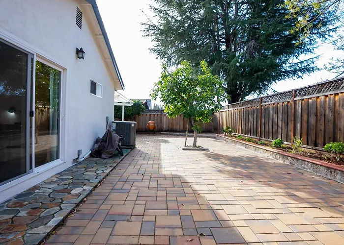 Grand Lux 4Br Prime Location & Serene Yard
